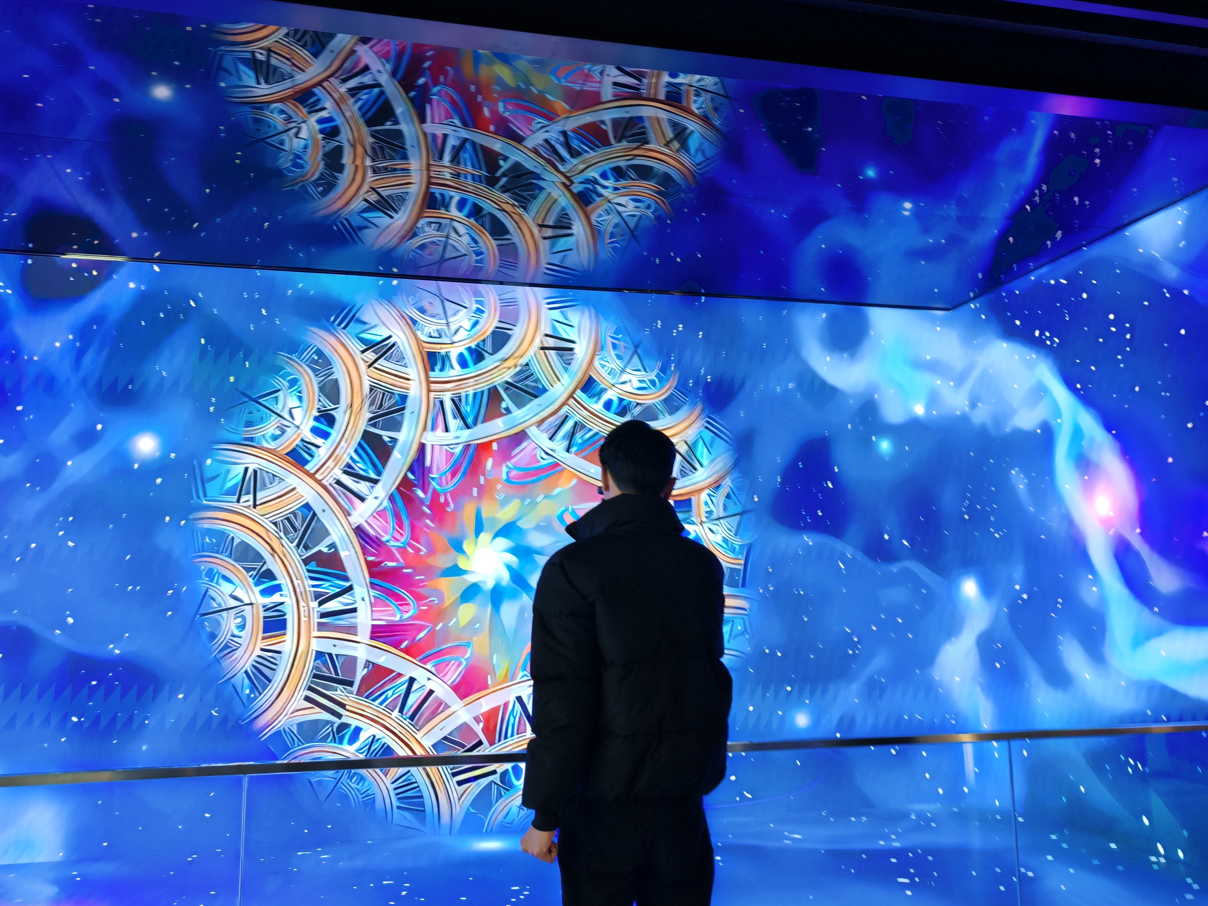 老挝网红博主在8K超高清显示屏前驻足观看  摄影 曲畅.jpg