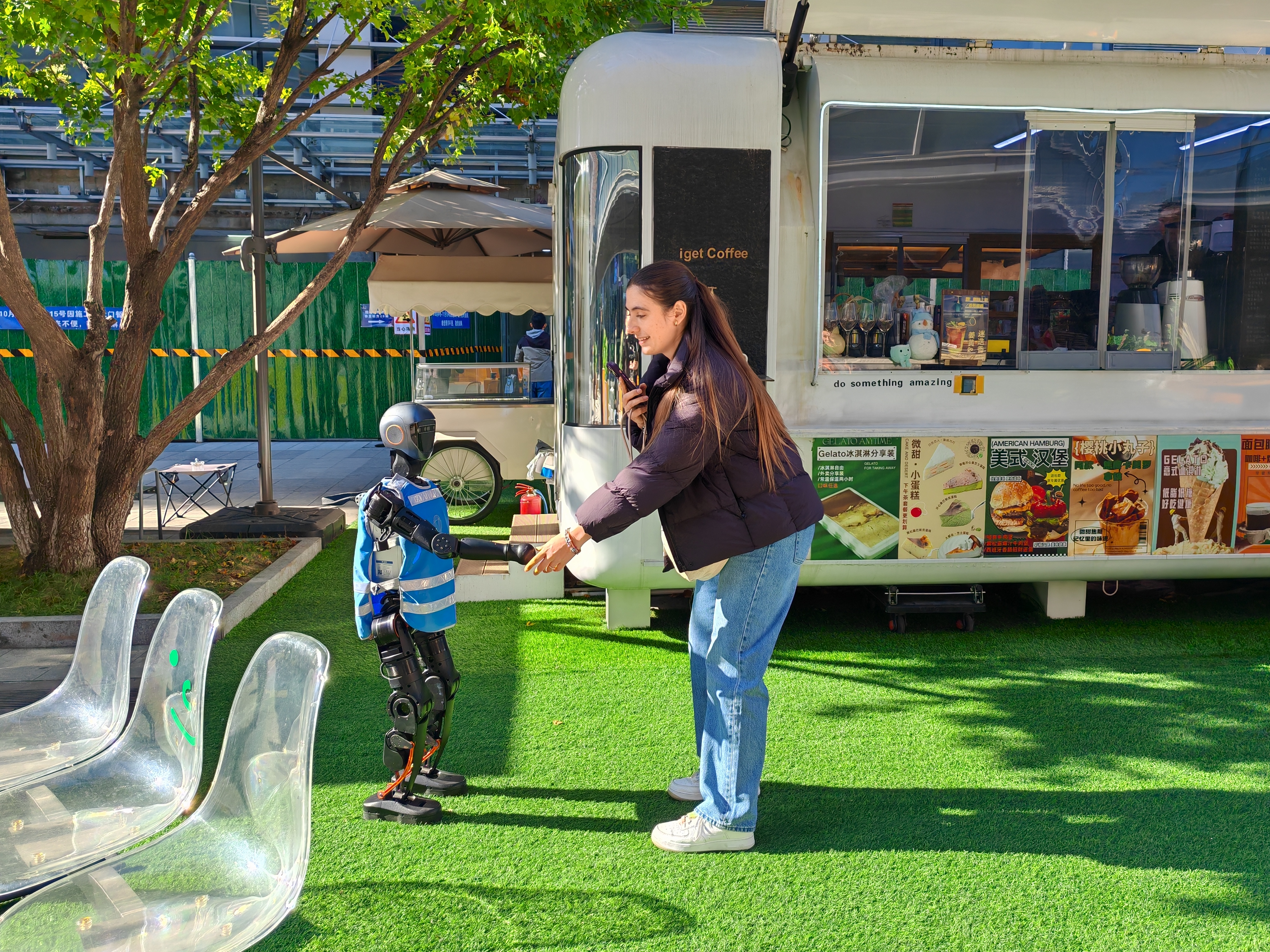 墨西哥网红博主在AI原点社区与机器人互动  摄影 曲畅.jpg